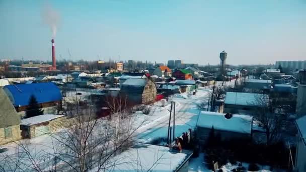 Straten van het dorp in de sneeuw — Stockvideo