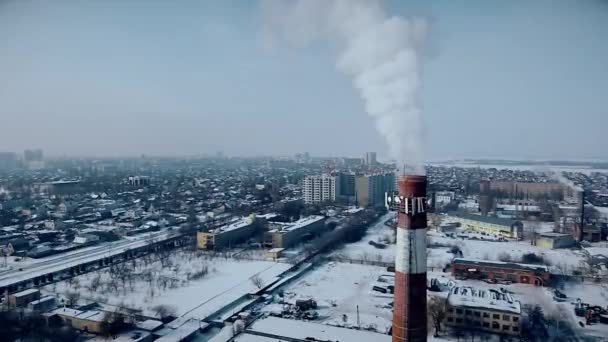 Pipe röker över staden — Stockvideo