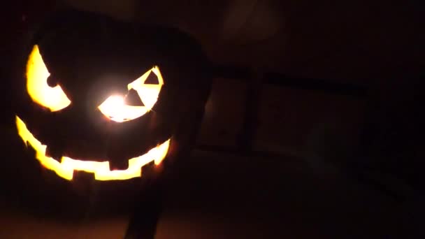 Calabaza malvada con una vela — Vídeo de stock