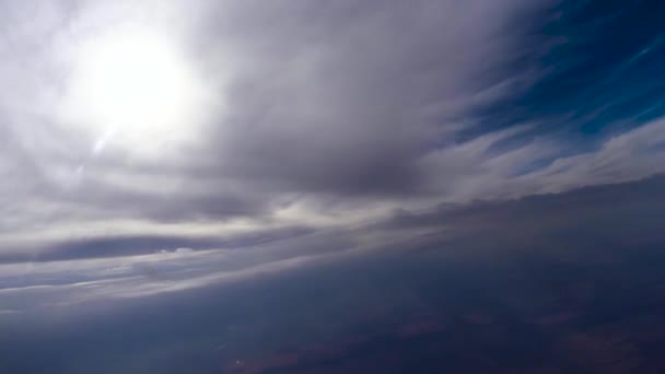 Летающие между солнцем и облаками — стоковое видео