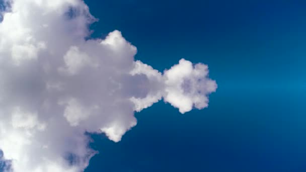 Bulutlar soldan sağa doğru yüzen — Stok video