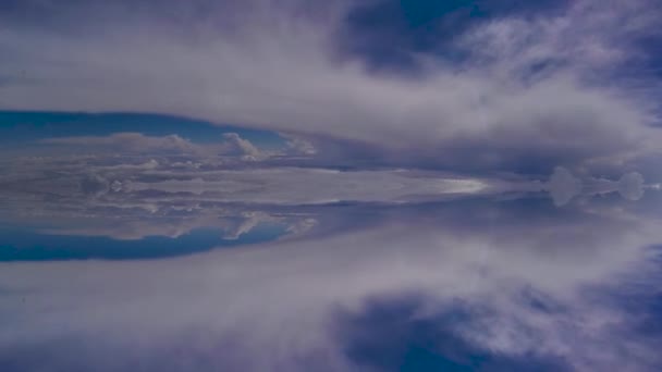 Spiegel cirruswolken zwemmen in de hemel — Stockvideo