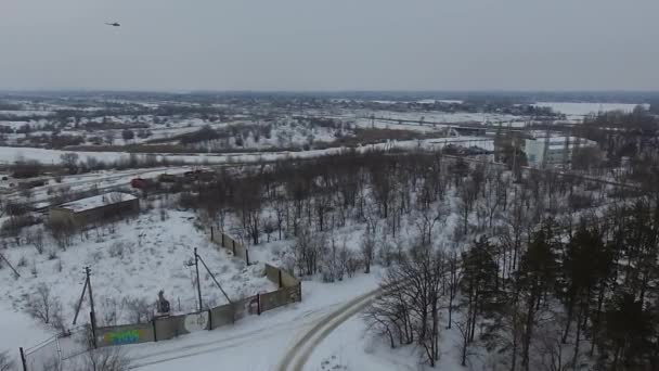 Deux hélicoptères survolant la rivière 