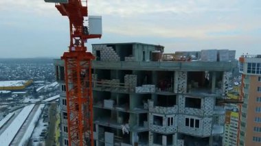 Bir gökdelenin tepesinde Vinçler