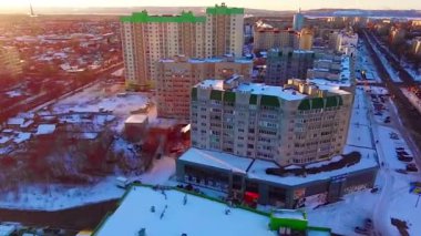 Gökdelenlerin çatı karda