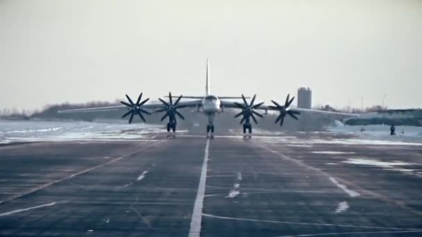 Tu-95 dreht Propeller im Winter — Stockvideo