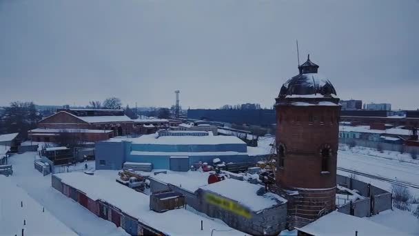 De oude bakstenen toren in de winter — Stockvideo