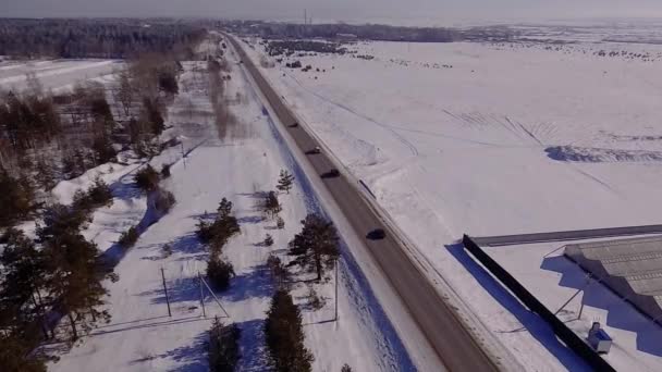 Autos bewegen sich auf der Winterstraße — Stockvideo