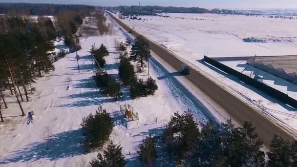 A estrada está escondida atrás das árvores — Vídeo de Stock