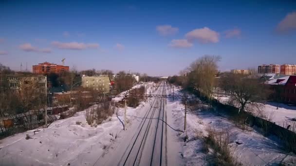 Eisenbahn in der Winterstadt — Stockvideo