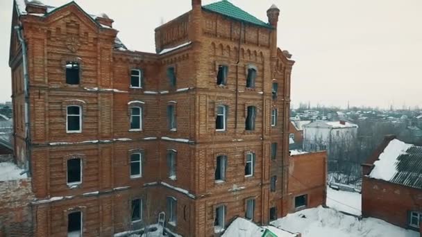 Зруйнований дах старого будинку — стокове відео
