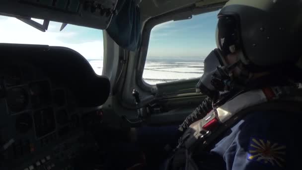 O piloto controla o avião. — Vídeo de Stock