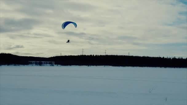 Parapente volando sobre el lago — Vídeo de stock