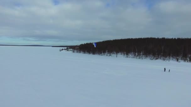 En motordriven paraglider flyger förbi — Stockvideo