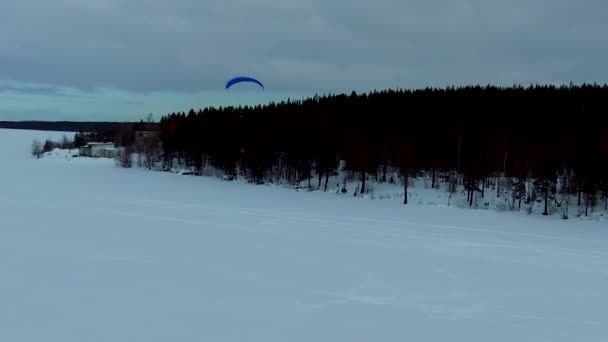 Un parapendio motorizzato vola di fronte a — Video Stock