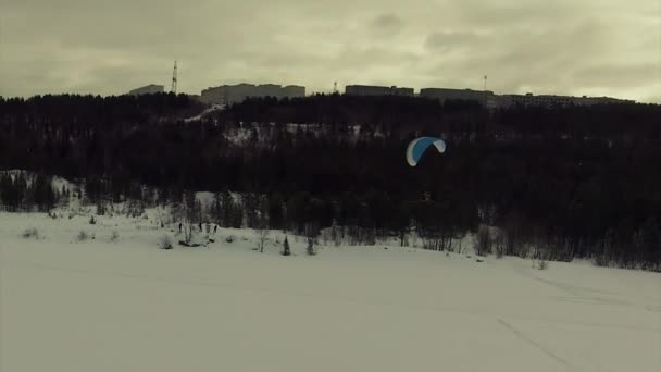 En motordriven paraglider vänder till vänster — Stockvideo