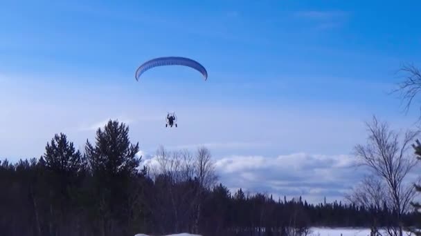 Mann fliegt auf Motorrad — Stockvideo