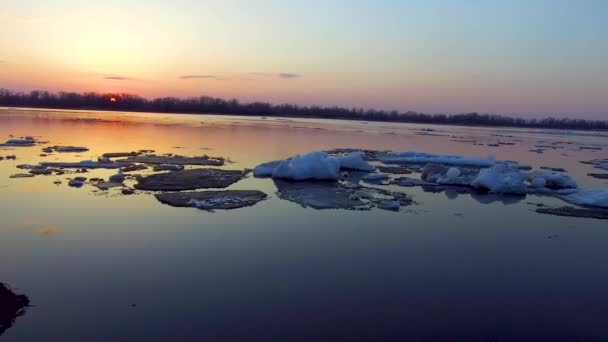 Flottes de glace blanche flottant sur la rivière — Video