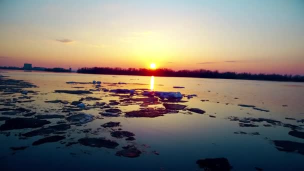 Survoler la glace jusqu'au soleil — Video