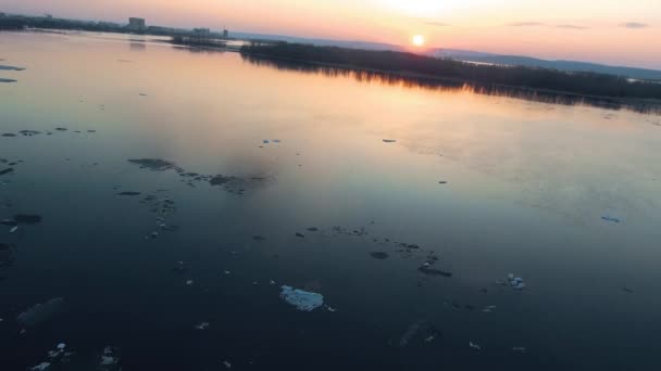 Упадок над ледяной рекой — стоковое видео