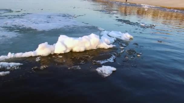 Un grand bloc de glace sur la rivière — Video