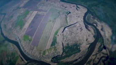 Nehri üzerinde uçak uçar