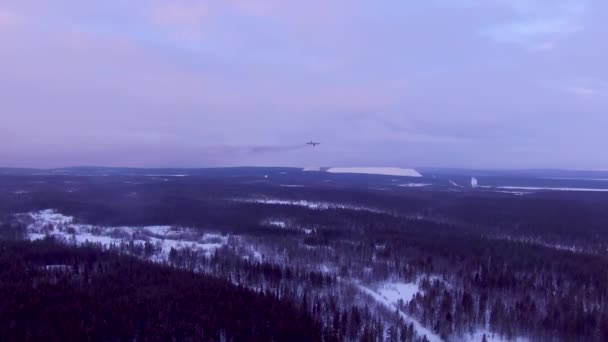 Flugzeug vom Typ an-12 kommt zur Landung — Stockvideo