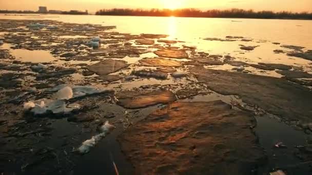 Nad rzeką lodowych na słońce — Wideo stockowe