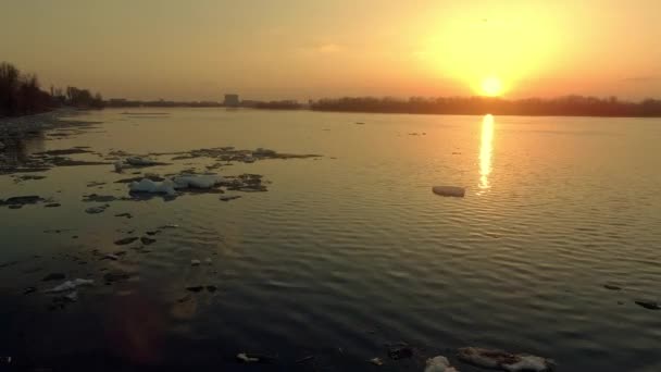 Under kvällen en iskall flod — Stockvideo