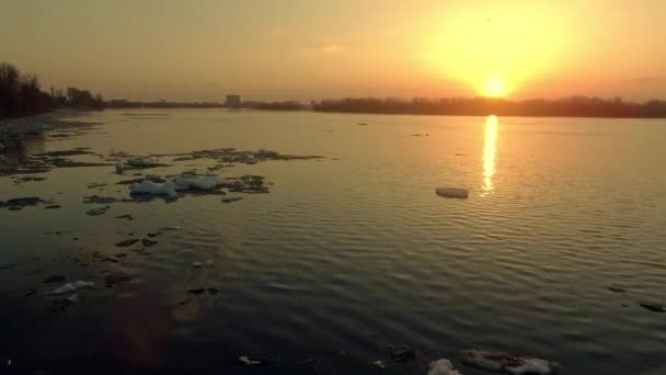 Por la noche un río helado — Vídeo de stock