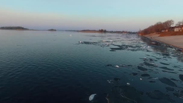 Летающие вдоль берега над льдом — стоковое видео