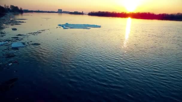 Flug über eine große Eisscholle — Stockvideo