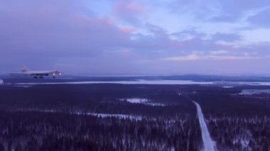 Tu-160 uçak iniş için geliyor