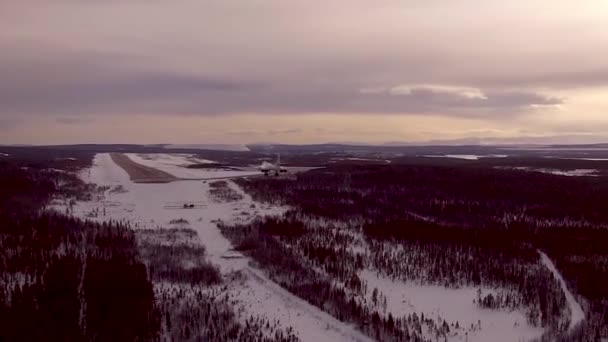 De Tu-160 voert landing in de winter — Stockvideo