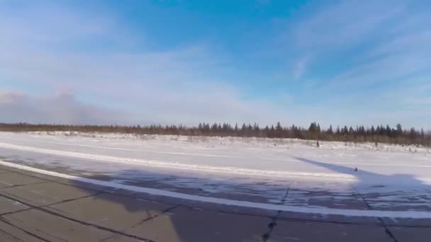 Тень самолета на взлете — стоковое видео