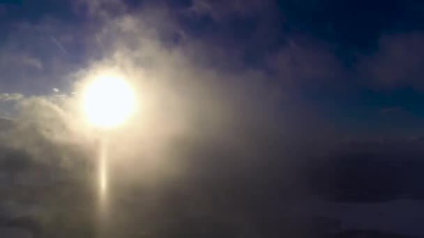 Sol en el borde superior de las nubes — Vídeo de stock