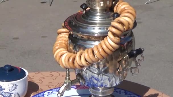 Samovar met wielen op tafel — Stockvideo