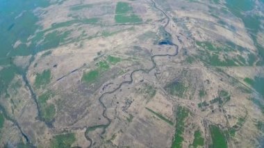 Küçük bir nehrin üzerinde uçarken