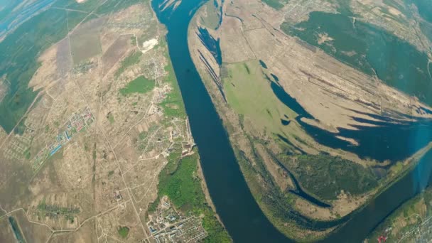 Vliegen over de kronkelende rivierbedding — Stockvideo