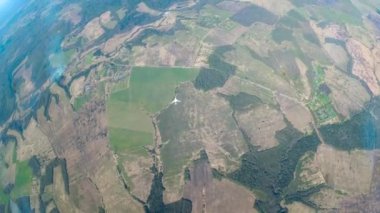 Arka planda iki uçak var.