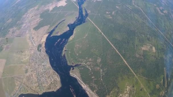 구불구불 한 강바닥을 따라 날으는 모습 — 비디오