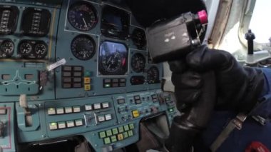 Pilot kontrol çubuğunu reddediyor.