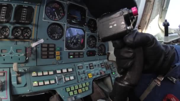Der Pilot lehnt den Steuerknüppel ab — Stockvideo