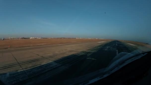 Das Flugzeug steigt in den Himmel — Stockvideo