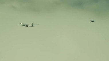 Savaşçı bombacıyı takip eder.