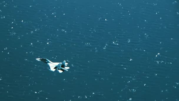 Истребитель летит над волнами — стоковое видео