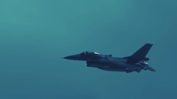 Боєць F-16 над хмарами — стокове відео