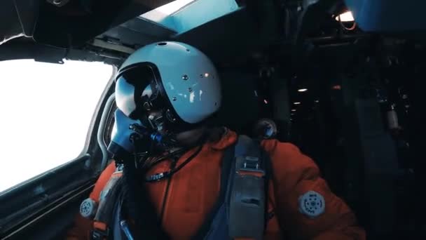 Ο πιλότος στη διαστημική στολή στο πιλοτήριο. — Αρχείο Βίντεο