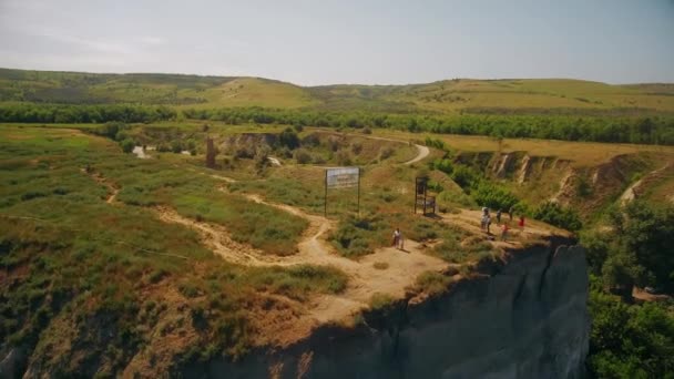 Gente en el borde de la costa rocosa — Vídeos de Stock