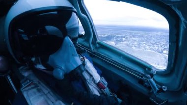 Miğferli bir pilot iniş yapar.